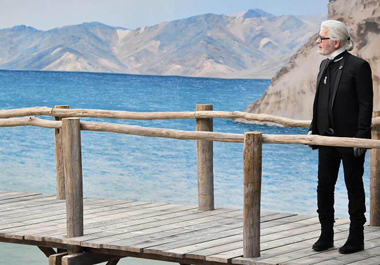 Karl Lagerfeld nos sigue sorprendiendo con sus propuestas pero, sobre todo, con sus decorados bajo el techo del Gran Palais.