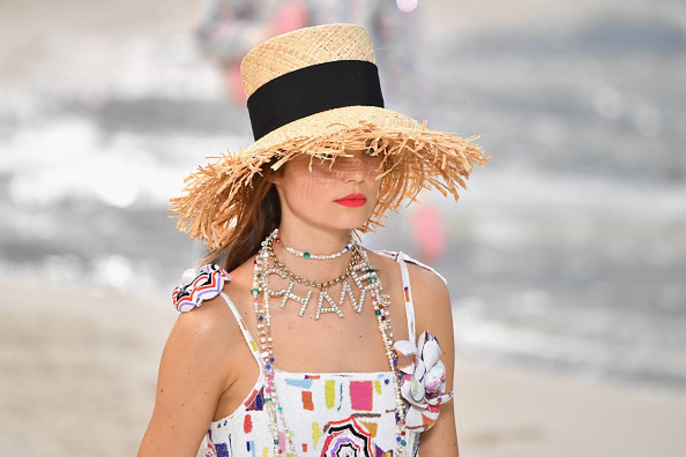 Los sombreros de paja han sido uno de los accesorios estrella en esta playa artificial.