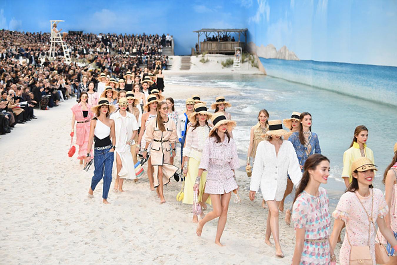 El público ha aplaudido con entusiasmo las propuestas de la maison francesa pero, sobre todo, su espectacular puesta en escena.