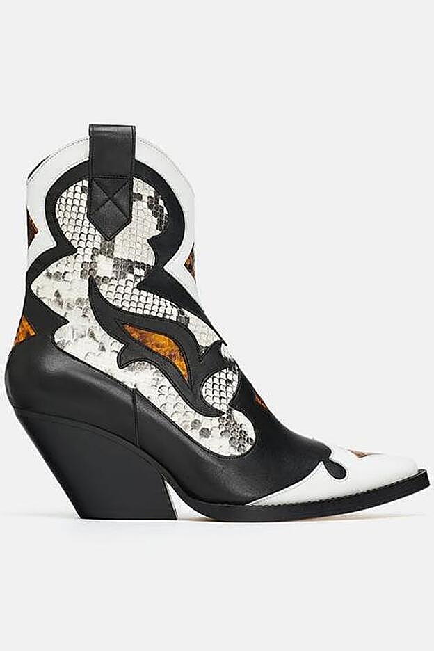 Los botines 'cowboy' en estampado serpiente cuestan 119.95 euros.