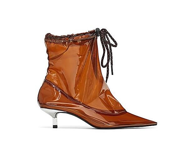 Los botines de vinilo de Zara costarán 49.95 euros.