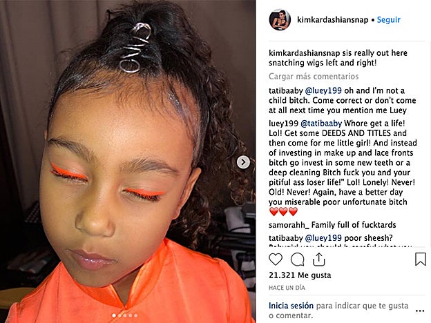 North West posó en varias fotos con su maquillaje de ojos naranja.