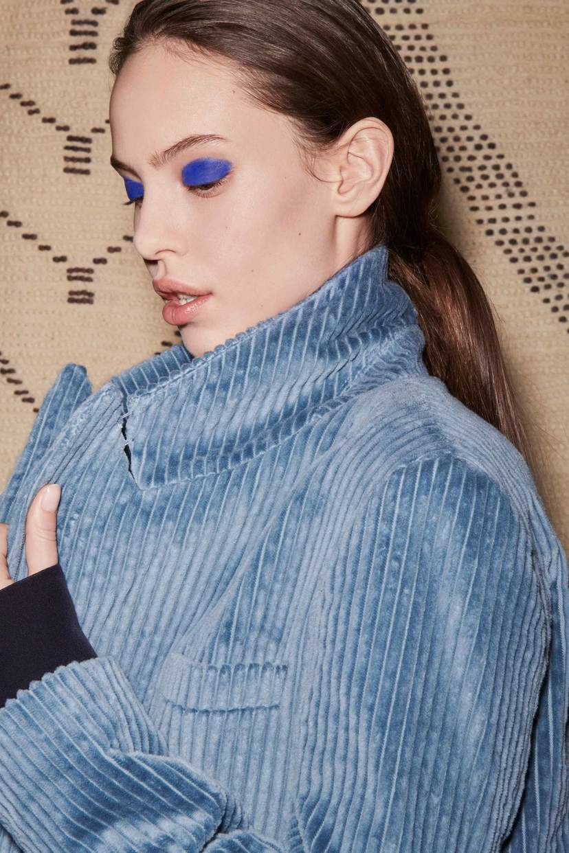 El diseño del traje no puede ser más clásico, con cierto aire setentero gracias al pantalón ancho: está totalmente en tendencia. Además, estamos ante un dos piezas en verdadero terciopelo algodón de primera calidad, prácticamente eterno. Una pena que el precio se nos salga un poco de presupuesto: supera los 1.200 euros.