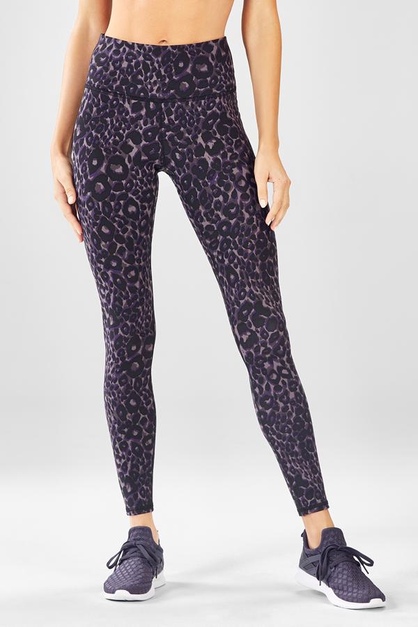 Pantalón 'high waist' con estampado animal, 23,98 euros.