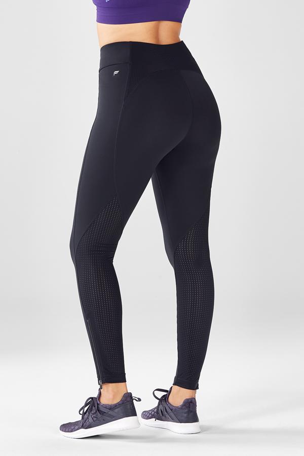 Leggings con cintura contorneada, abertura extra trasera y de compresión ligera, 21,98 euros.