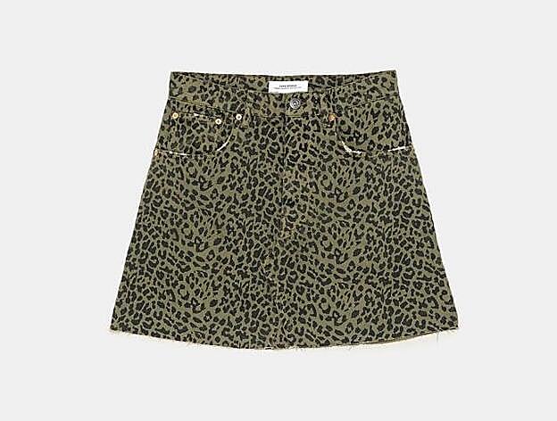 Falda mini premium con 'animal print' de leopardo, 25,95 euros.