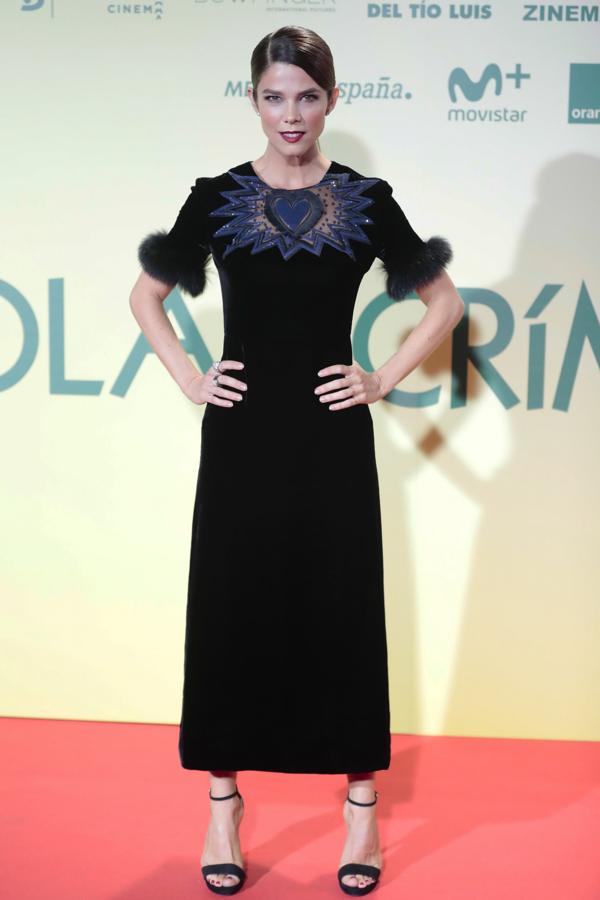 Pero, para nosotras, la más elegante de la noche fue Juana Acosta, que eligió un maravilloso vestido midi de Fendi con detalle de plumas en las mangas y un corazón bordado en el pecho,