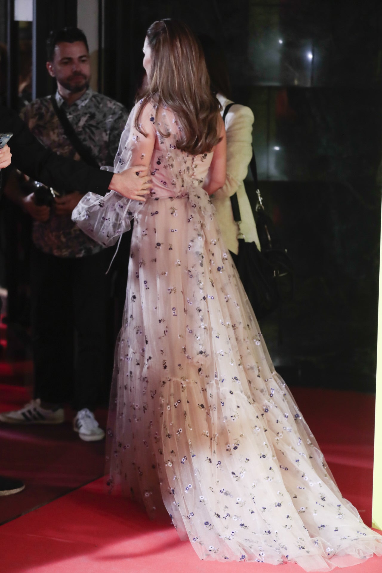 El cuerpo del vestido de Paula Echevarría, un falso palabra de honor, estaba envuelto en una suerte de chal asimétrico con manga abullonada rematado en un nudo en la parte posterior.