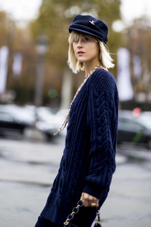 La gorra marinera lleva un par de inviernos asomándose tímidamente al podio de las tendencias y parece que este invierno ha conseguido hacerse un hueco en él.
