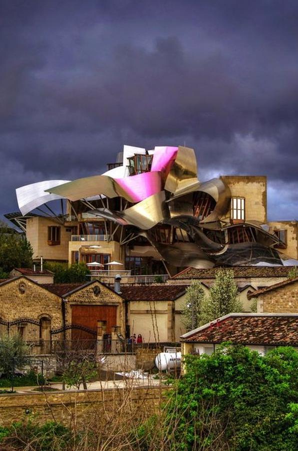 El vino en La Rioja no es una bebida, es cultura compartida y, por eso, todo amante de estos caldos debería visitar esta región durante el otoño. Además de visitar sus más de 80 bodegas (mis favoritas, las de Muga, en Haro, aunque las más espectaculares son las de Marqués de Riscal, en Elciego, en La Rioja alavesa, diseñadas por Frank Ghery), puedes 'colarte' en sus viñedos para conocer de primera mano cómo se trabaja en este campo tan fértil e incluso experimentar el pisado de la uva o los trabajos de un viticultor, hacer un curso de cata, probar los beneficios de la vinoterapia en uno de los exclusivos 'spa' de la zona y, por supuesto, visitar sus Museos del Vino, como el de Vivanco o el de Ontañón.