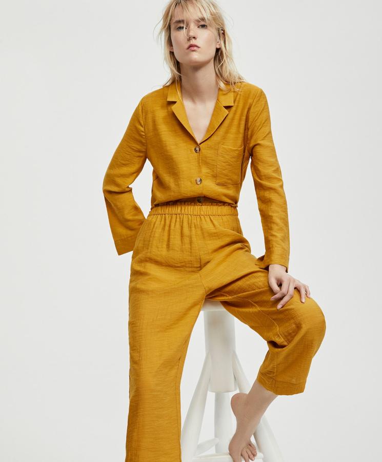 ¿Y qué nos decís de este conjunto mostaza? Combina con todo, y nos arreglaría hasta  el look de una boda de otoño  combinado con unas bonitas sandalias, un clutch joya y un pamelón. La camisa cuesta 25.99 euros, y el pantalón, 19.99 euros en Oysho.