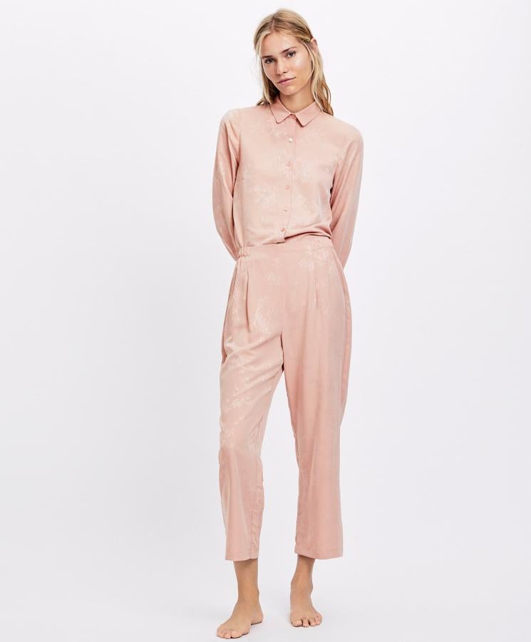 Otro conjunto de la sección de pijamas de Oysho que  nos pondríamos para una boda . La blusa cuesta 25.99 euros, y el pantalón, 22.99.