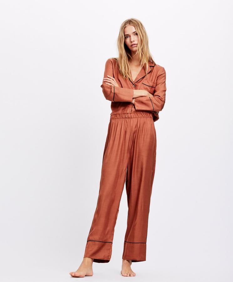 A la oficina en pijama, ¿no suena maravilloso? Pues con este conjunto de Oysho (29.99 euros la camisa y 22.99 el pantalón), serás la más estilosa. Además, por separado funcionan a las mil maravillas.