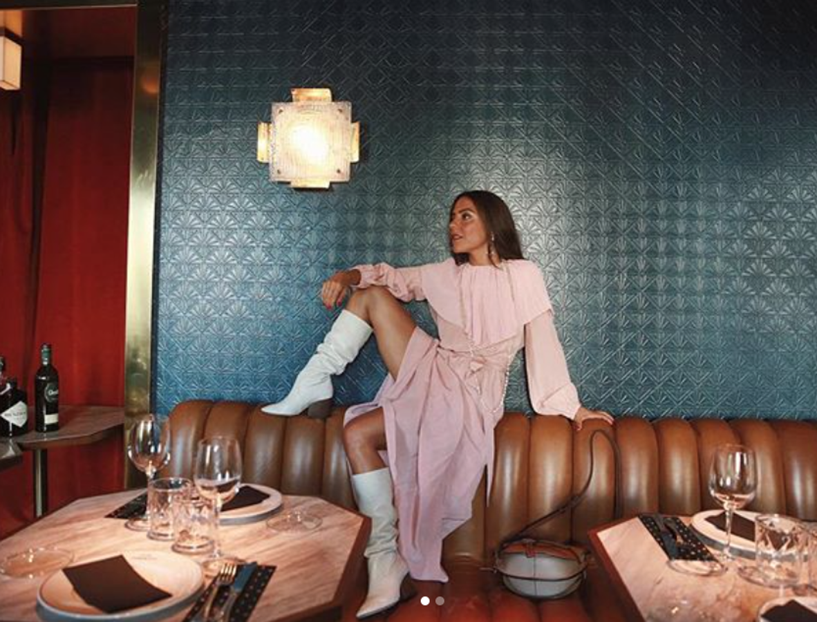 Este que ha elegido Paula Ordovás en rosa es de los más caros de la colección de invierno (169 euros): está confeccionado en tejido 100% seda y lleva una original lleva una capelina plisada con una pinza en la parte frontal. Paula lo combina de manera genial con ese largo collar de perlas que le da el punto de brillo justo. Como look de invitada, un 10.