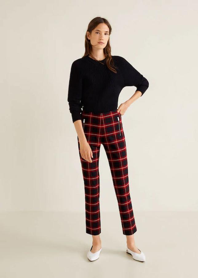 Pantalón de cuadros en color rojo, 29,99 euros.