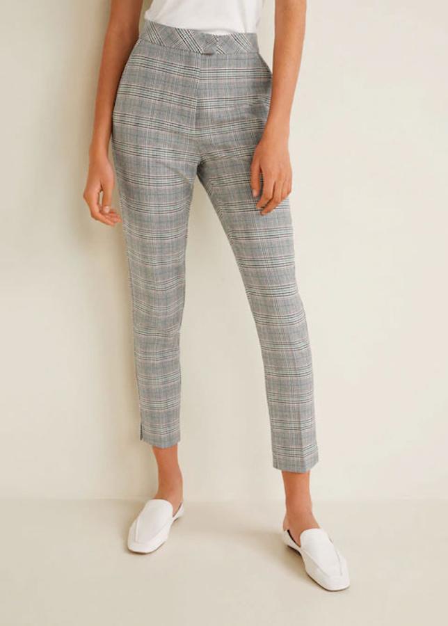 Pantalón de traje con estampado de cuadros en color gris claro, 29,99 euros.