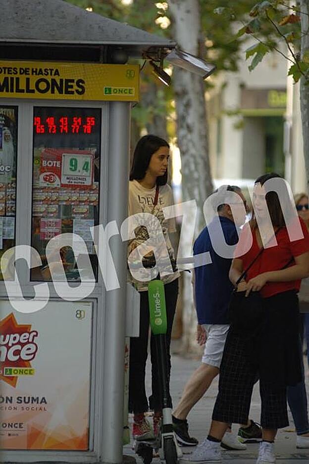 Victoria Federica prueba suerte con el Rasca y gana de la ONCE.