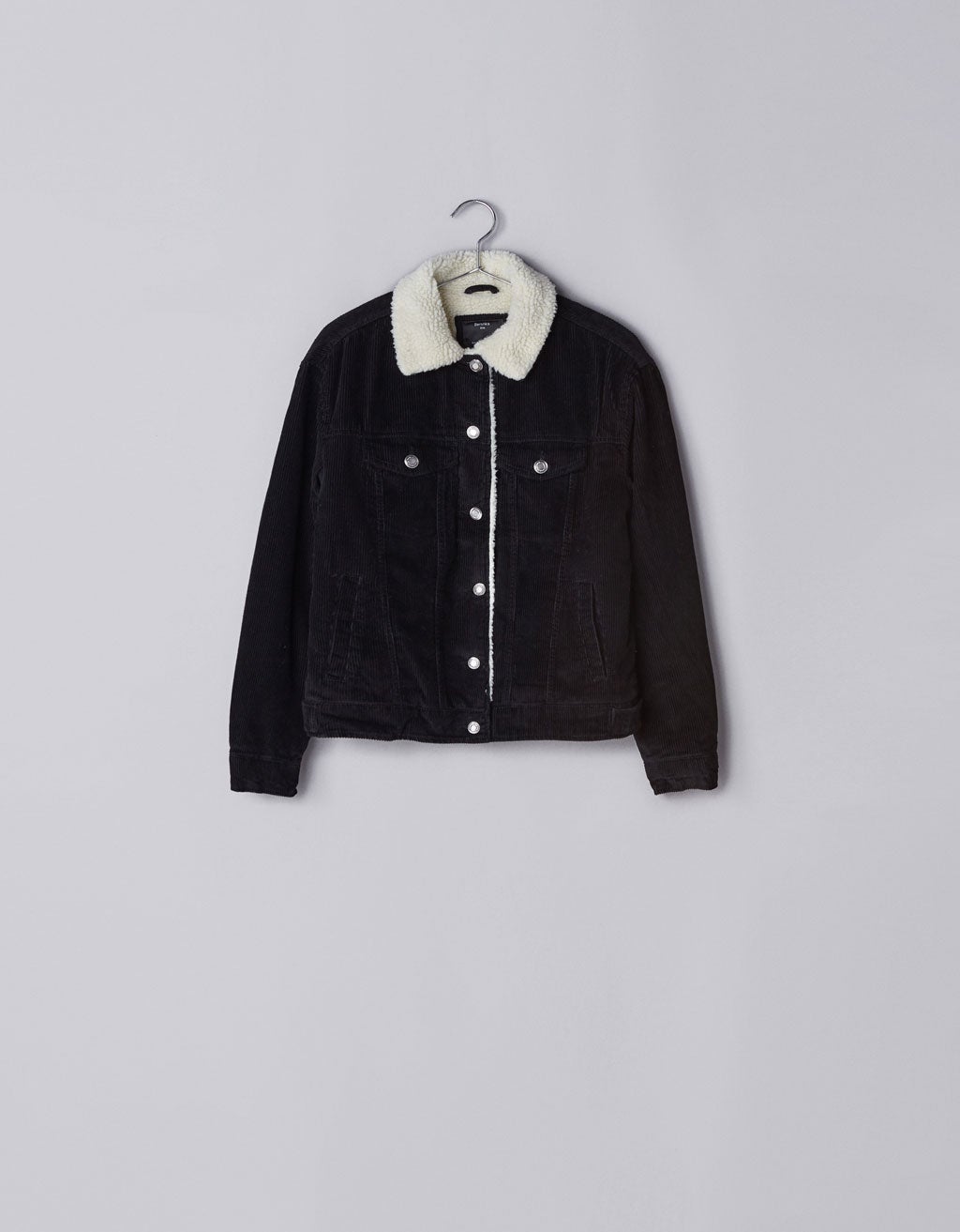 Cazadora de pana de Bershka, disponible en varios colores: 35,99 euros.