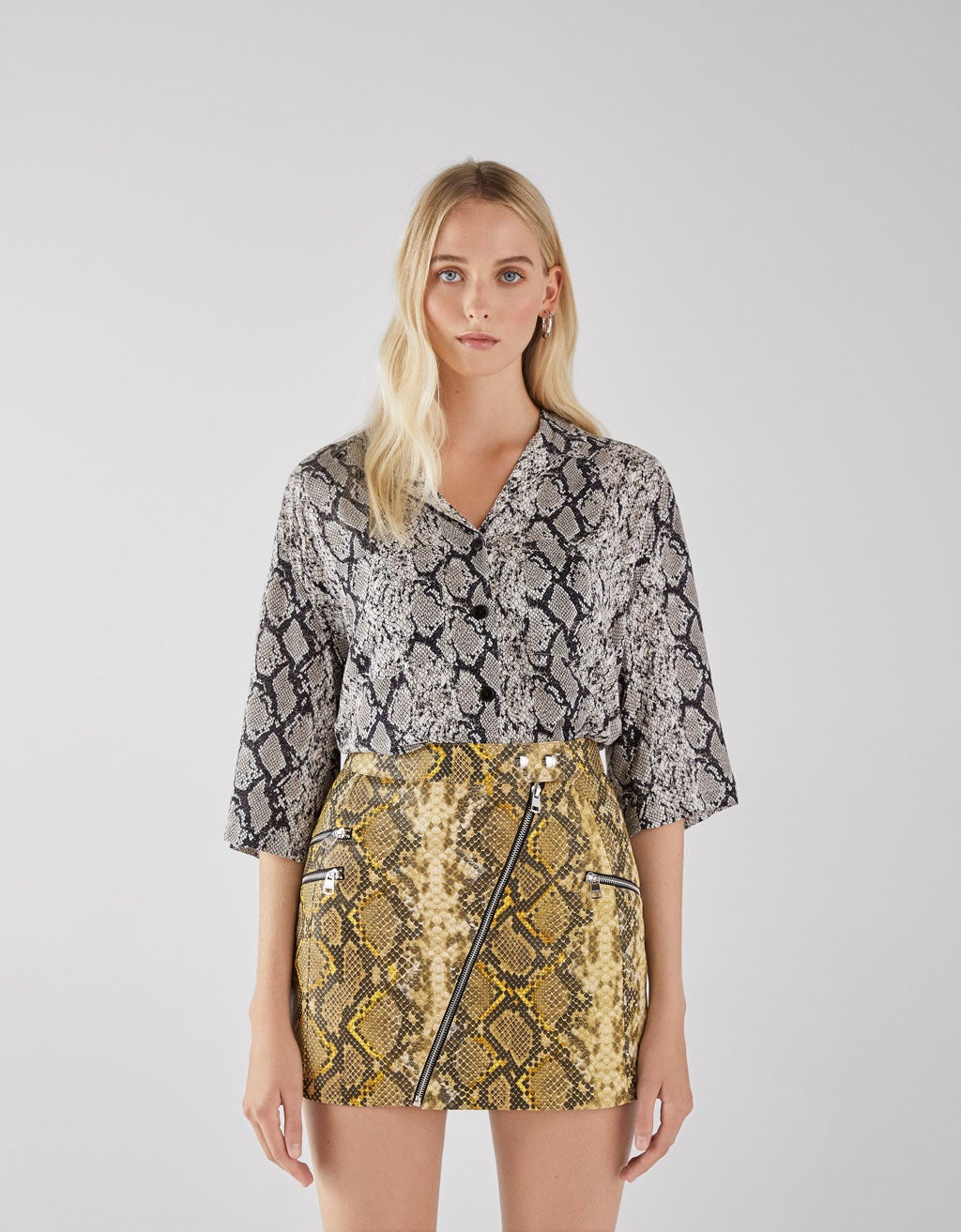 Falda estampada de serpiente con cremalleras: 25,99 euros en Bershka.