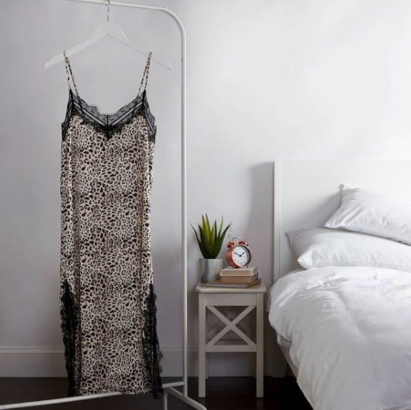 Este vestido lencero y 'animal print' supera todas nuesras espectativas. Nos encanta la idea de llevarlo para salir de fiesta, pero pensamos en combinarlo con unas' sneakers' y un jersey negro y no sabmos qué opción nos gusta más...