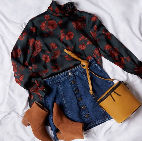 Ya puedes ir sacando tus botines porque tus próximos looks deberían ser con ellos. Falda vaquera abotonada y camisa de cuello alto para tus próximas quedadas. ¿Qué te parece?