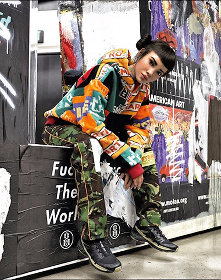 Con solo dos años (abrió cuenta en Instagram en 2016), cuenta con casi millón y medio de seguidores. De raíces brasileñas, Miquela Sousa (su nombre “real”) vive en Los Ángeles (donde comparte café con las hermanas Olsen) y es modelo y cantante.