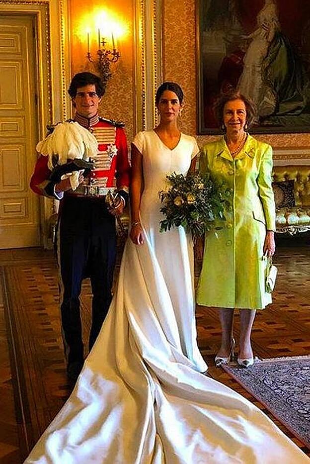 La Reina Sofía posó con los novios.