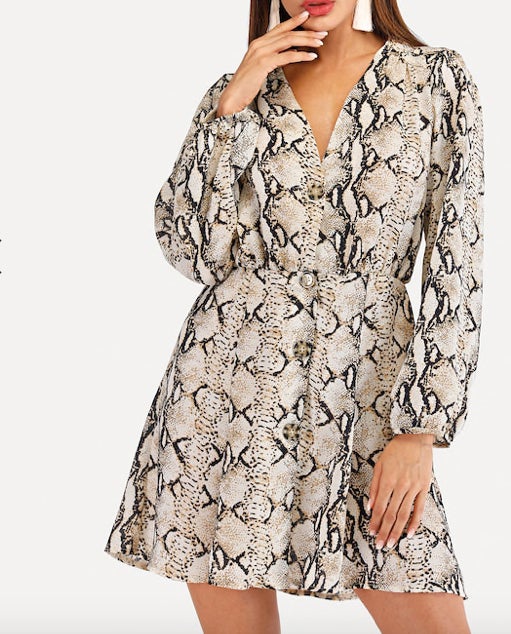 Vestido abotonado con estampado de serpiente de Shein: 5 euros.