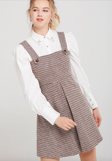 Vestido de cuadros estilo peto de Storets: 67,62 euros.