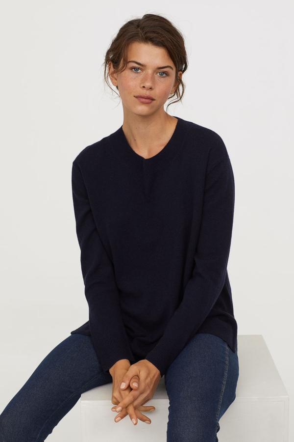 H&M tiene varios diseños de jerseys de cachemira que nos interesan. Este (89,99 euros) tiene dos aberturas laterales y escote, puños y bajo en canalé.