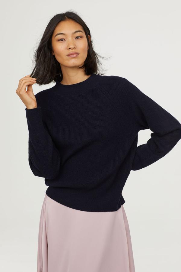 Este otro jersey de H&M responde a un patrón mucho más clásico: con elástico a la cintura y mangas ranglán (99 euros).