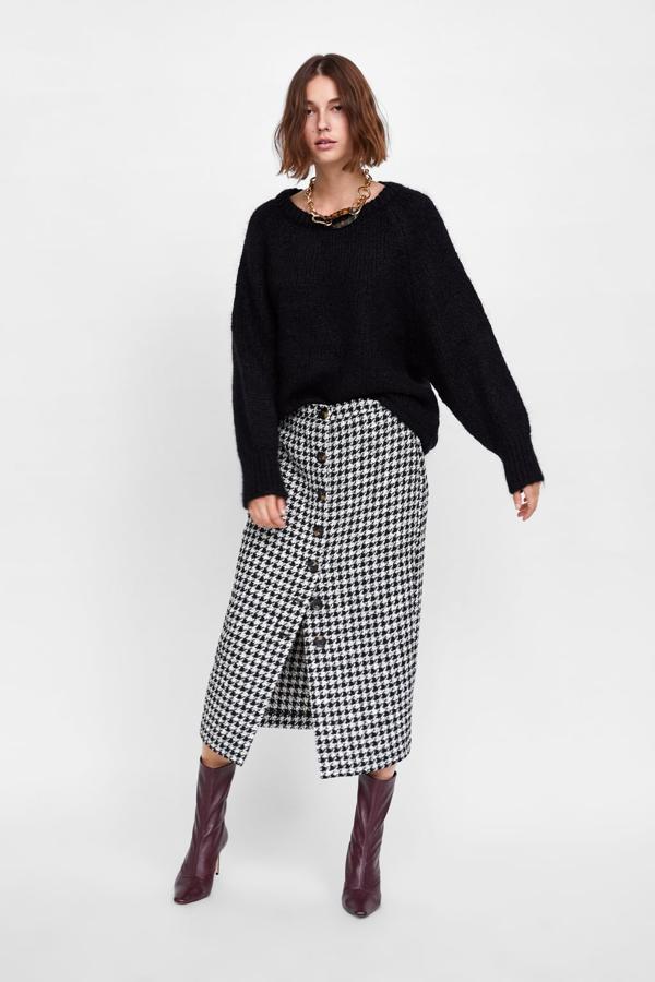 Aunque estos cuadros no son estrictamente escoceses, la pata de gallo (39,95 euros) nos ofrece una ocasión fantástica para lograr nuestras mejores mezclas imposibles o, como en el estilismo de Zara, quedarnos en su versión más tranquila.