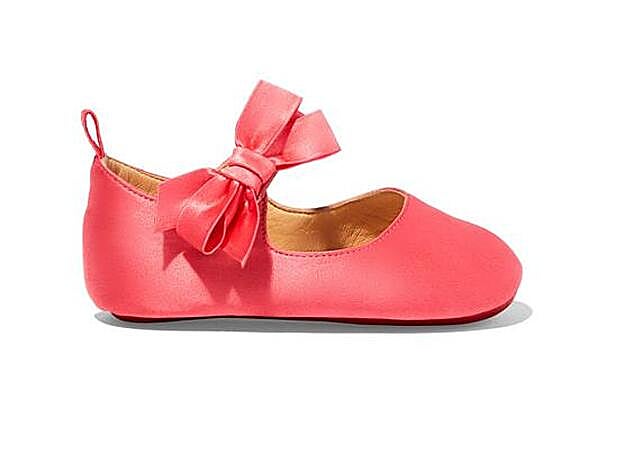 Este modelo es en color coral, de raso.