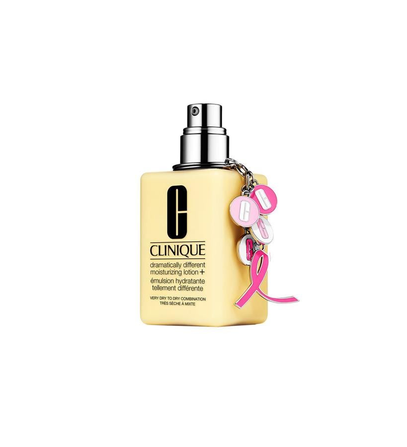 La fórmula de esta loción hidratante facial ofrece un doble de hidratación durante todo el día, reforzando la barrera de la piel en un 54%. El 100% del beneficio de su venta se destinará a la investigación.  Dramatically Different Moisturizing Lotion + Clinique Charm Set de Clinique  (65,50 €).