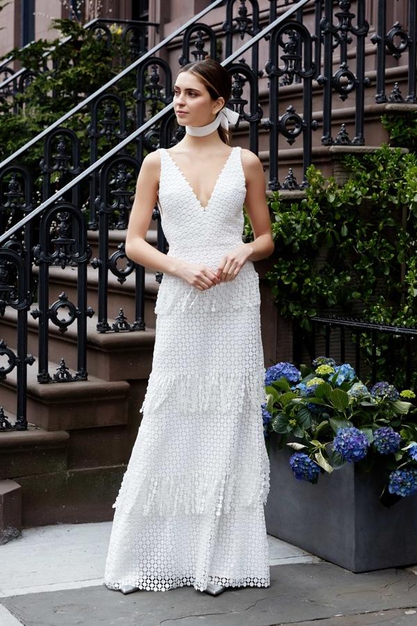 Estamos completamente enamoradas de este sencillo vestido de novia de inspiración setentera de Lela Rose.