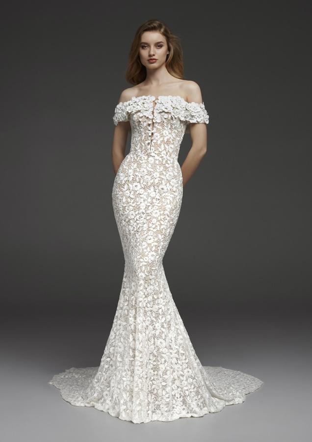 Impresionante vestido de encaje con silueta sirena y escote 'off the shoulders' de Pronovias Atelier