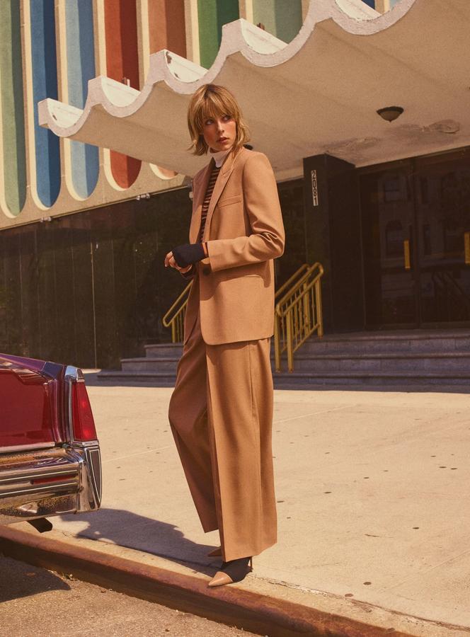 La silueta 'oversize' y  la estética masculina reinventada  trae de vuelta, y de plena tendencia, el look 'Annie Hall' (y si no,  que se lo digan a Melania Trump ). Este traje de Zara (79.95 euros la blazer y 49.95 el pantalón) nos parece impecable, al igual que los botines calcetín (59.95 euros).