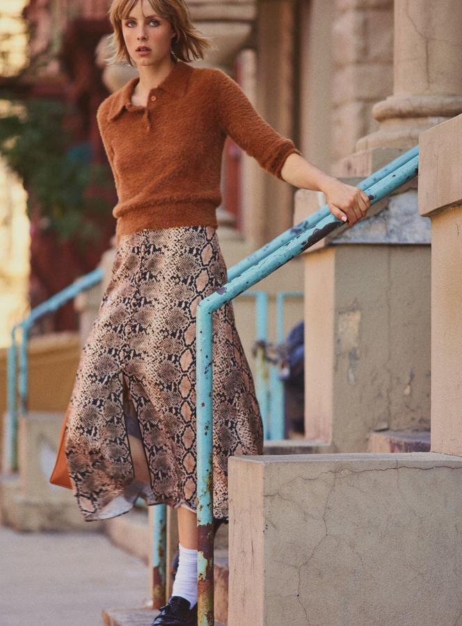 El  'animal print' ha llegado para quedarse , y se cuela en todo tipo de looks: desde estilismos muy sexys y arriesgados, a otros de marcado carácter setentero como este de Zara. El polo cuesta 25.95 euros, la falda 29.95, los mocasines 69.95 euros y el toque magistral de los calcetines, 7.95.