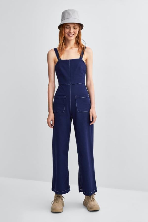 Otro peto que no tiene nada que ver con lo que esperamos y que puede salir más fácilmente del encasillamiento sport es este de Zara (29,95 euros). Los bolsillos tipo plastrón y el pespunte a contraste le dan un toque minimalista.