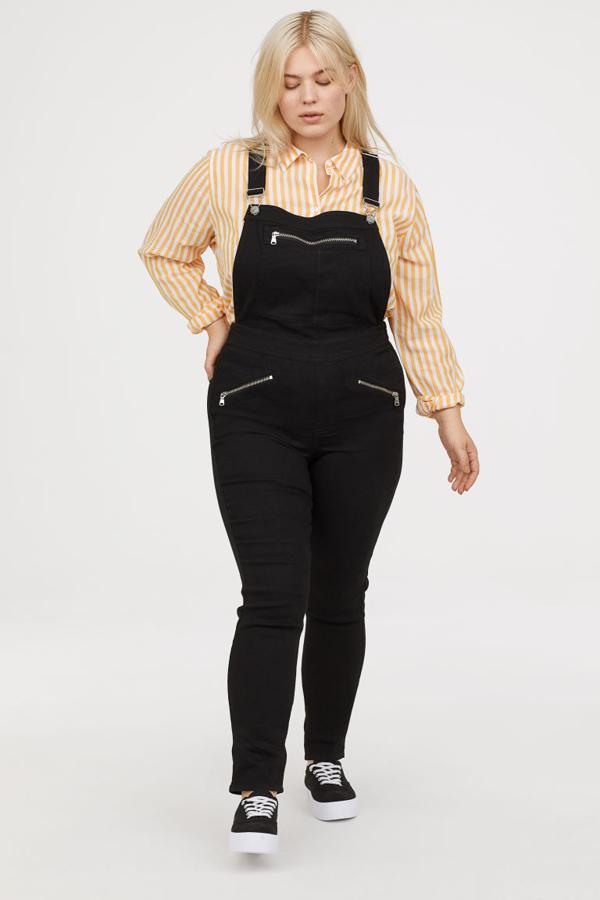 A partir de la 44 podemos recurrir al negro, también en un diseño que se pega a las curvas (H&M, 39,99 euros).