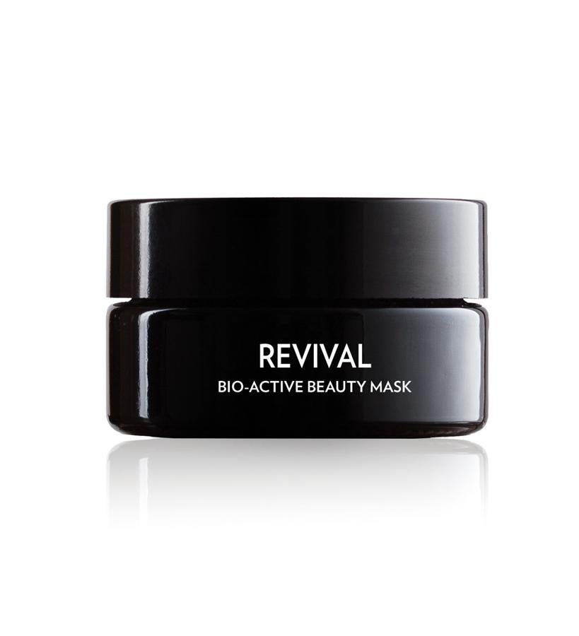 Contiene cápsulas de carbón activo, que liberan su poder al masajear el producto con las manos sobre el rostro. Este ingrediente ha sido extraído del coco y tiene la capacidad de ‘capturar’ los radicales libres de la piel que provocan el envejecimiento prematuro, la aparición de manchas y el aspecto apagado.  Mascarilla bio-activa Revival de Dafna´s  (90 €).