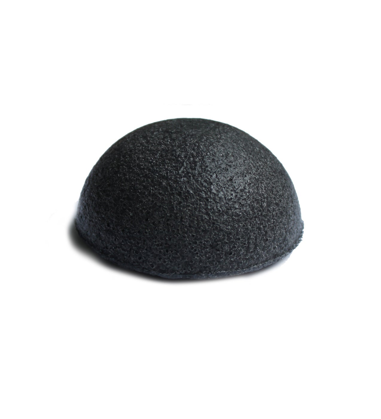 Aparte de fibras vegetales contiene polvo de carbón, que ayuda a retirar mejor las impurezas de dentro de los poros con suavidad y evita la producción excesiva de sebo. Es perfecta para las pieles más grasas, mixtas y acneicas. Además, es vegana y totalmente biodegradable.  Black Charcoal Konjac de Miin Cosmetics  (9,99 €).