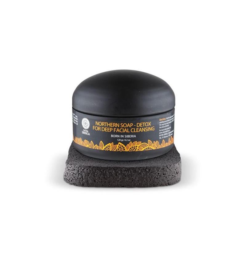 El carbón negro activado que contiene este limpiador absorbe e los iones de los elementos nocivos y la suciedad y elimina todas las toxinas que el cuerpo acumula a lo largo del día, pero respetando las ceramidas naturales de la dermis.  Jabón Nórdico Détox de Natura Siberica  (16,90 €).
