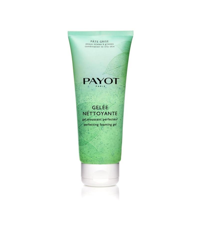 Ideal para pieles mixtas o grasas, con o sin granitos, este gel de limpieza diario contiene partículas de carbón de origen vegetal y una fórmula suave con el pH. Limpia suavemente, , exfolia y trata las imperfecciones.  Gelée Nettoyante Pâte Grise de Payot  (24 €).