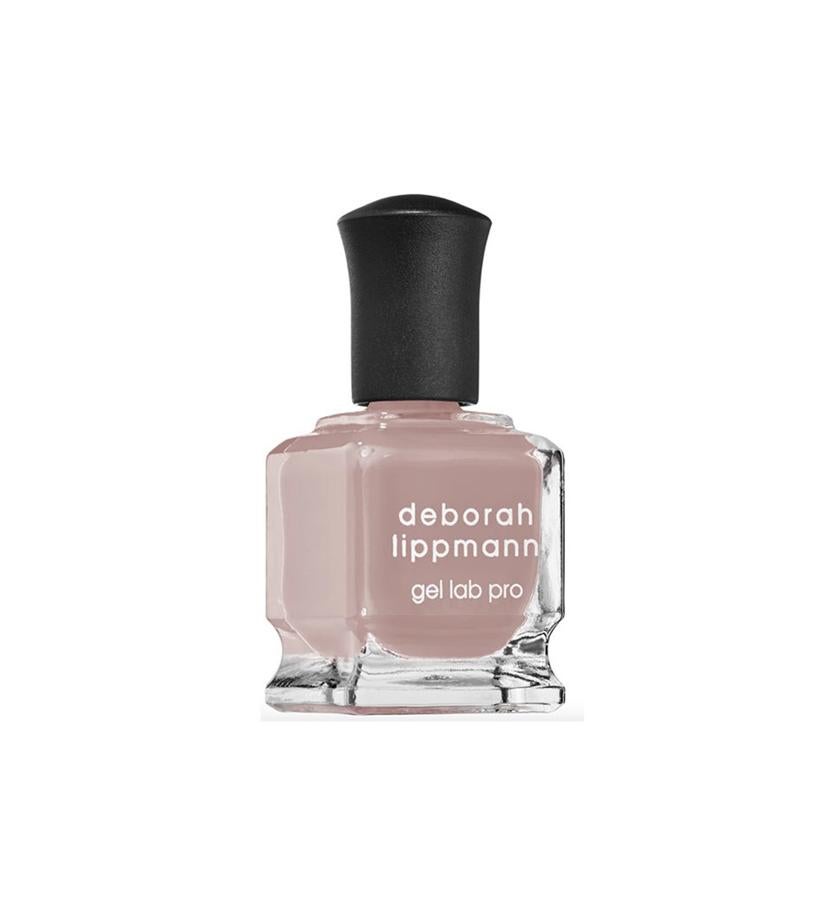 Su color resulta inmensamente favorecedor, aportando un atractivo toque cosmopolita. Este es un esmalte vegano, de cobertura completa con un acabado en gel, que viene equipado con un pincel de contorno innovador y fácil de usar, para cubrir la uña con sus 320 cerdas y su punta redondeada que imita la forma natural de la uña. TOno BEachin (14,90 €).