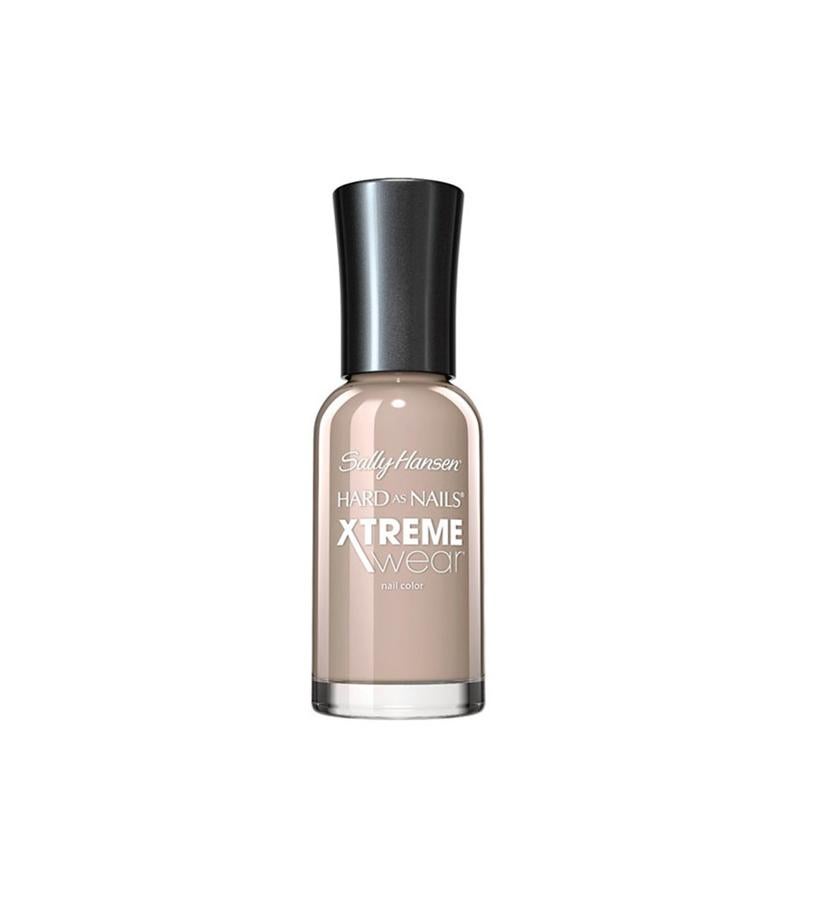 Esmalte de uñas cremoso, lacado en plumé, que deja un brillo de alto voltaje. El gris ceniza es atractivo y agrega un toque de sofisticación a tu rutina de manicura habitual. Esta laca de uñas de la firma ofrece un uso duradero a buen precio. La fórmula está libre de formaldehído y demás componentes desagradables. Tono Bare Hug (6,90 €).