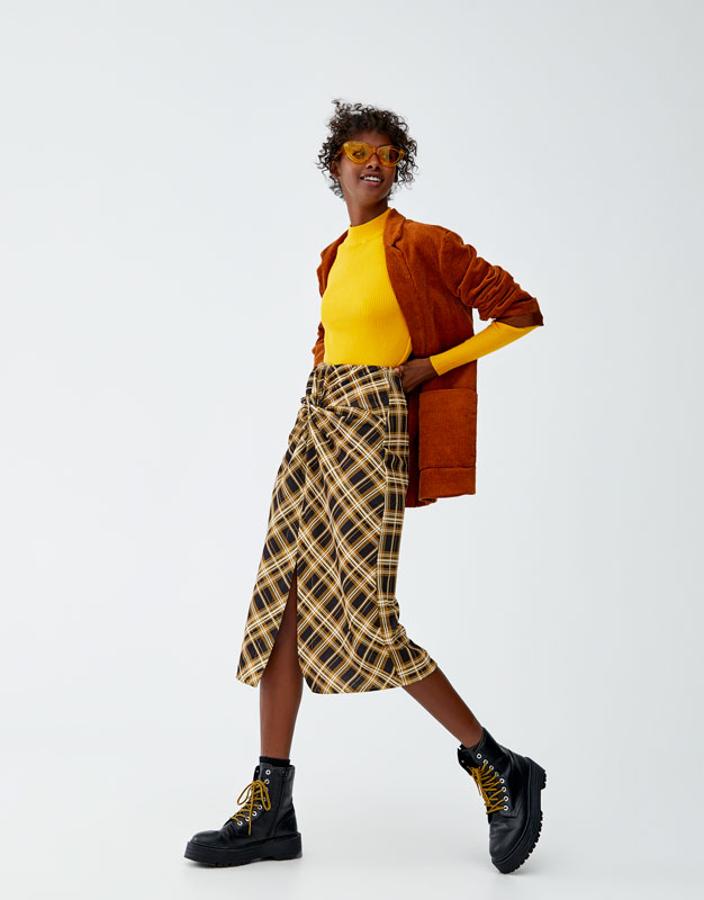 Falda de cuadros con detalle de nudo delantero, 17,99 euros.