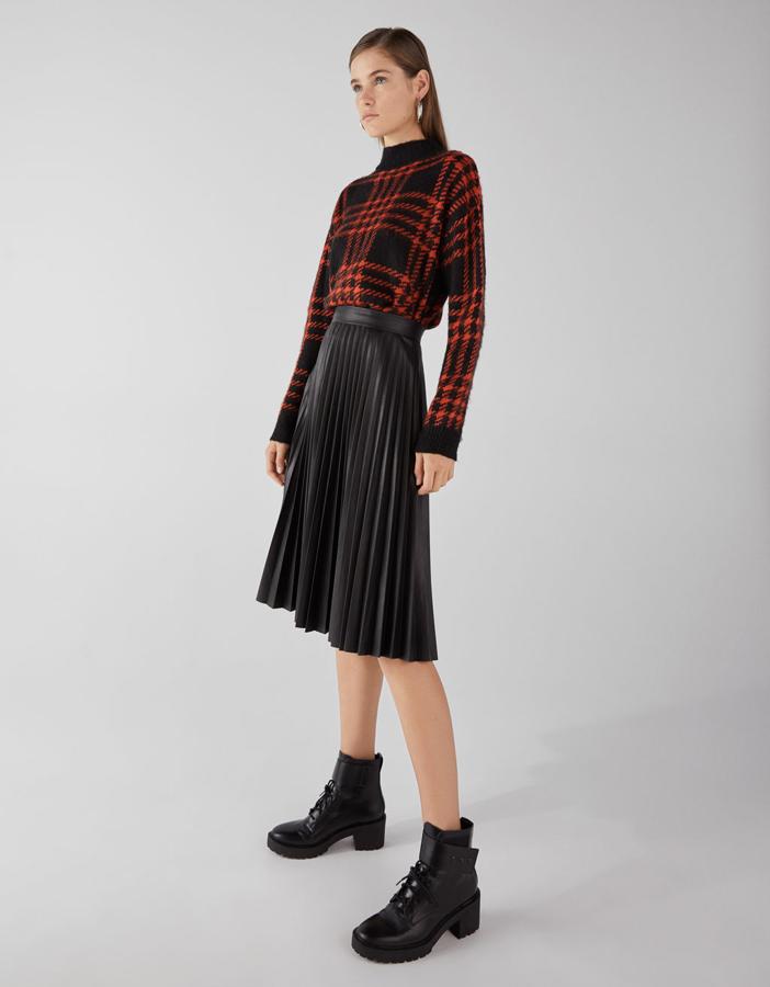 fFalda midi plisada con efecto piel, 29,99 euros.