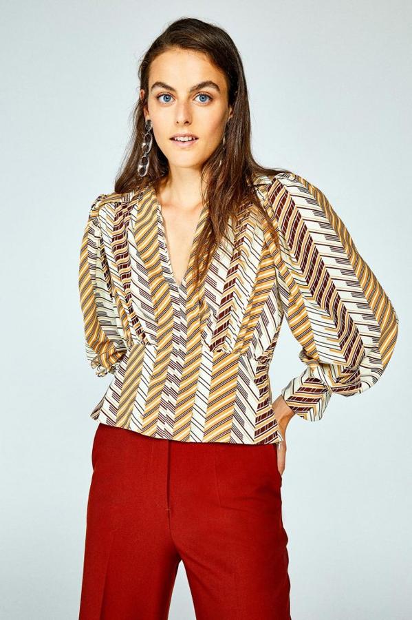 Camisa con estampado geométrico en color beige, 29,99 euros.