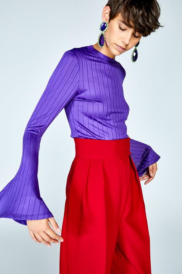 Camisa con mangas acampanadas en color morado, 17,99 euros.